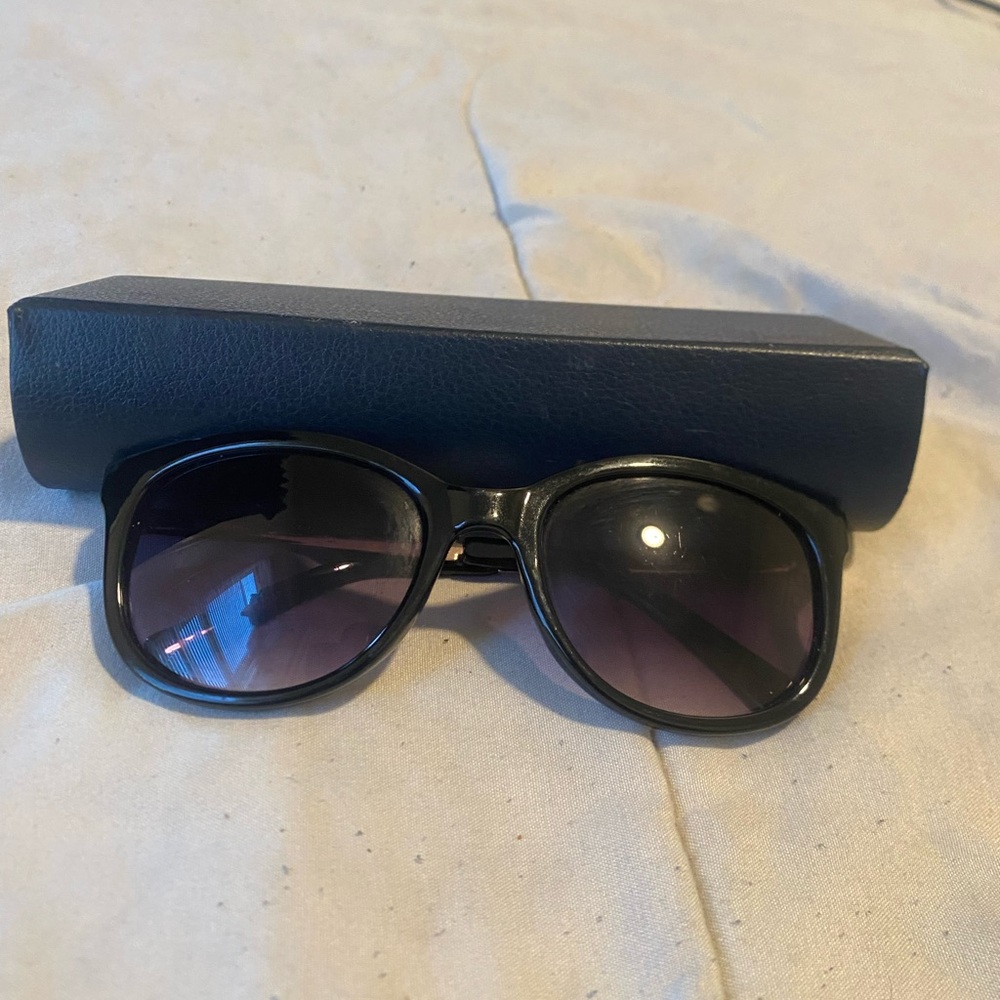 LC Lauren Conrad Black Frame Sunglasses with Gradient Lenses
